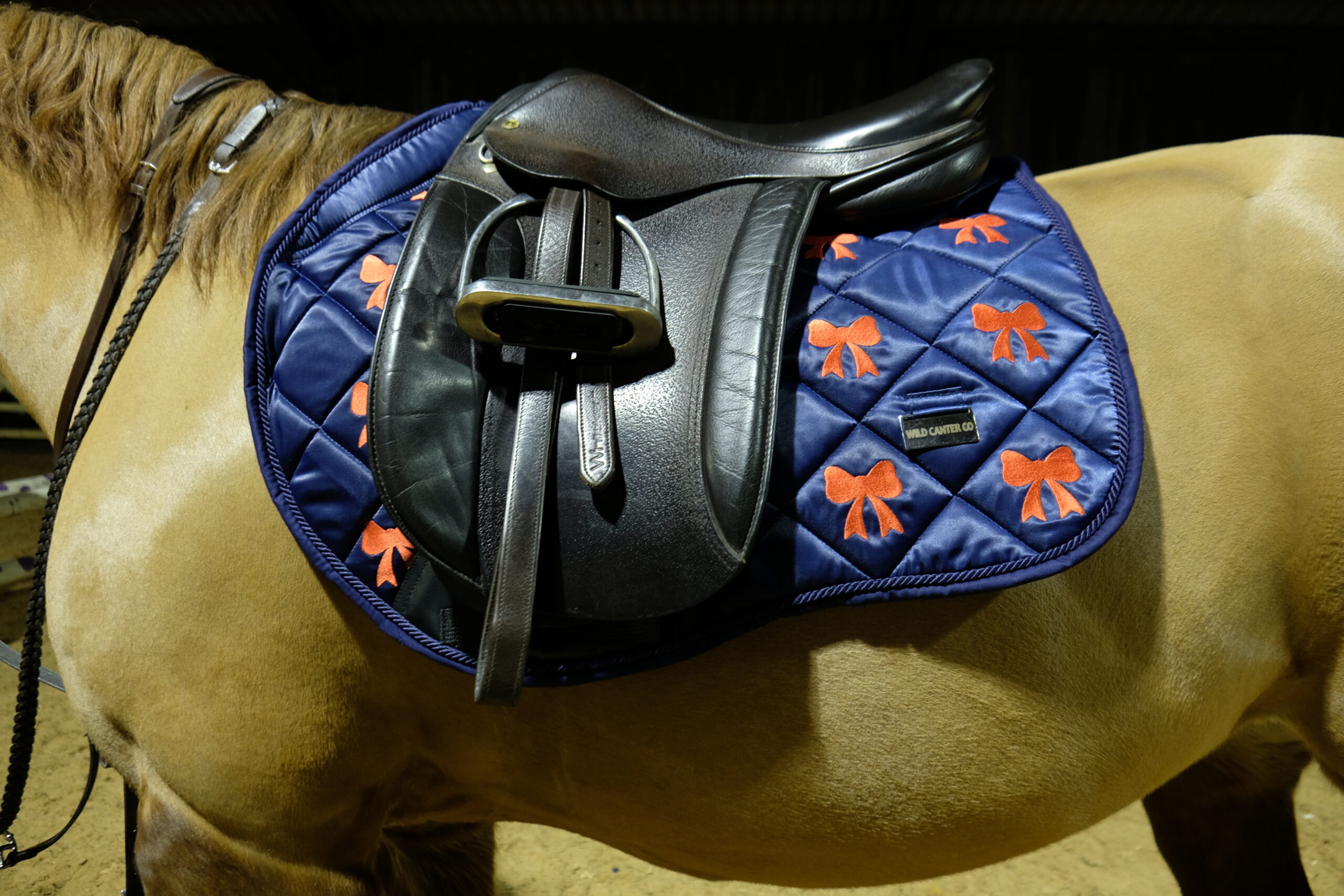 Élan Rouge Luxury Satin Dressage Saddle Pad – Embroidered Bow Design - Image 3