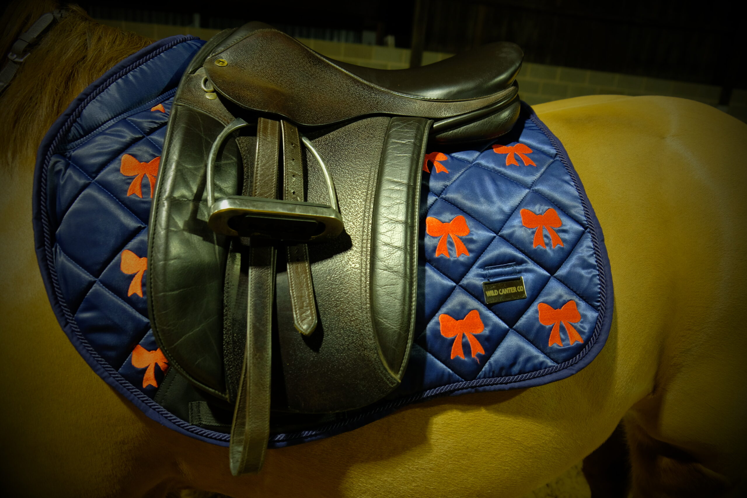 Élan Rouge Luxury Satin Dressage Saddle Pad – Embroidered Bow Design - Image 2